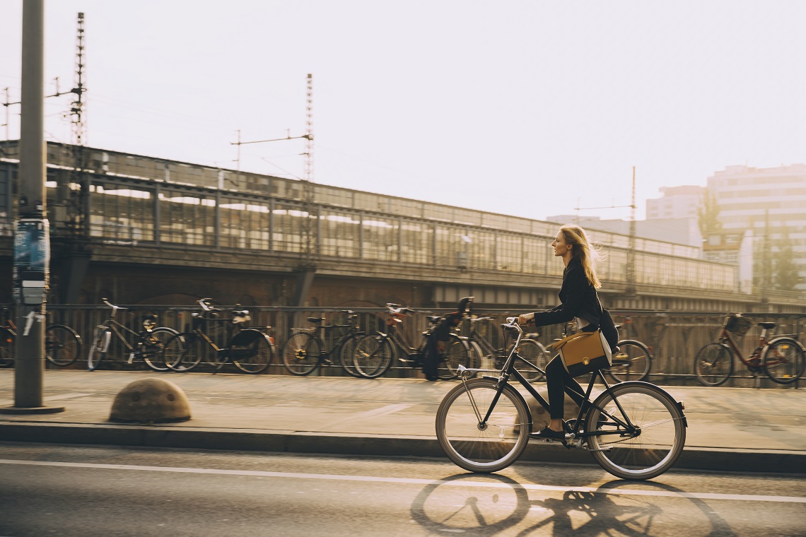 Eine Fahrradfahrerin auf der Straße 