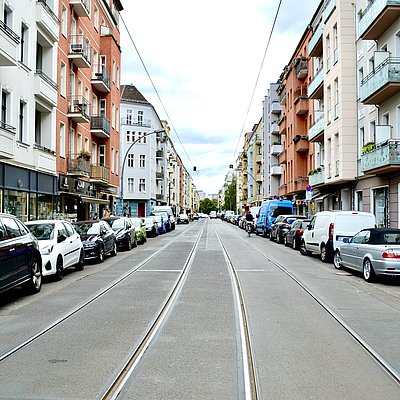 Straße mit Tramschienen 