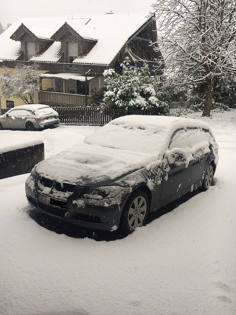 Foto: dena Auto mit Schneedecke