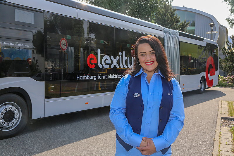 Serap vor einem Elektrobus